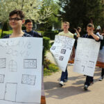 Kilkudziesięciu uczniów szkół średnich, przeszło dziś w barwnym korowodzie ulicami Kielc, zachęcając do czytania książek. / Kamil Król / Radio Kielce