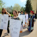 Kilkudziesięciu uczniów szkół średnich, przeszło dziś w barwnym korowodzie ulicami Kielc, zachęcając do czytania książek. / Kamil Król / Radio Kielce