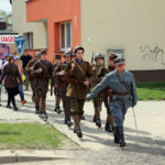 Kilkudziesięciu uczniów szkół średnich, przeszło dziś w barwnym korowodzie ulicami Kielc, zachęcając do czytania książek. / Kamil Król / Radio Kielce