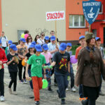 Kilkudziesięciu uczniów szkół średnich, przeszło dziś w barwnym korowodzie ulicami Kielc, zachęcając do czytania książek. / Kamil Król / Radio Kielce