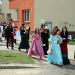 Kilkudziesięciu uczniów szkół średnich, przeszło dziś w barwnym korowodzie ulicami Kielc, zachęcając do czytania książek. / Kamil Król / Radio Kielce