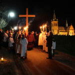 W Masłowie odbyła się msza święta, pod przewodnictwem biskupa Mariana Florczyka, po której wierni wyruszyli w Drodze Krzyżowej na lotnisko, gdzie w 1991 roku Papież Jan Paweł II odprawił nabożeństwo / Wojtek Habdas / Radio Kielce