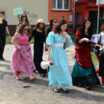 Kilkudziesięciu uczniów szkół średnich, przeszło dziś w barwnym korowodzie ulicami Kielc, zachęcając do czytania książek. / Kamil Król / Radio Kielce