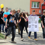 Kilkudziesięciu uczniów szkół średnich, przeszło dziś w barwnym korowodzie ulicami Kielc, zachęcając do czytania książek. / Kamil Król / Radio Kielce