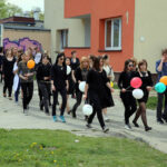 Kilkudziesięciu uczniów szkół średnich, przeszło dziś w barwnym korowodzie ulicami Kielc, zachęcając do czytania książek. / Kamil Król / Radio Kielce