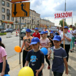 Kilkudziesięciu uczniów szkół średnich, przeszło dziś w barwnym korowodzie ulicami Kielc, zachęcając do czytania książek. / Kamil Król / Radio Kielce