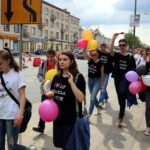 Kilkudziesięciu uczniów szkół średnich, przeszło dziś w barwnym korowodzie ulicami Kielc, zachęcając do czytania książek. / Kamil Król / Radio Kielce