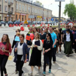 Kilkudziesięciu uczniów szkół średnich, przeszło dziś w barwnym korowodzie ulicami Kielc, zachęcając do czytania książek. / Kamil Król / Radio Kielce