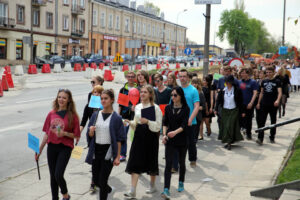 Kilkudziesięciu uczniów szkół średnich, przeszło dziś w barwnym korowodzie ulicami Kielc, zachęcając do czytania książek. / Kamil Król / Radio Kielce