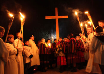 W Masłowie odbyła się msza święta, pod przewodnictwem biskupa Mariana Florczyka, po której wierni wyruszyli w Drodze Krzyżowej na lotnisko, gdzie w 1991 roku Papież Jan Paweł II odprawił nabożeństwo / Wojtek Habdas / Radio Kielce
