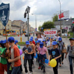 Kilkudziesięciu uczniów szkół średnich, przeszło dziś w barwnym korowodzie ulicami Kielc, zachęcając do czytania książek. / Kamil Król / Radio Kielce