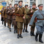 Kilkudziesięciu uczniów szkół średnich, przeszło dziś w barwnym korowodzie ulicami Kielc, zachęcając do czytania książek. / Kamil Król / Radio Kielce