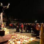 Wieczorem przed pomnikiem Ojca Świętego, na placu przy kieleckiej Katedrze, modlili się zebrani wierni. / Wojtek Habdas / Radio Kielce