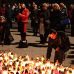 Wieczorem przed pomnikiem Ojca Świętego, na placu przy kieleckiej Katedrze, modlili się zebrani wierni. / Wojtek Habdas / Radio Kielce