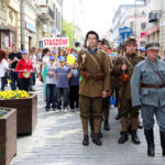 Kilkudziesięciu uczniów szkół średnich, przeszło dziś w barwnym korowodzie ulicami Kielc, zachęcając do czytania książek. / Kamil Król / Radio Kielce