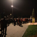 Wieczorem przed pomnikiem Ojca Świętego, na placu przy kieleckiej Katedrze, modlili się zebrani wierni. / Wojtek Habdas / Radio Kielce