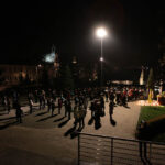 Wieczorem przed pomnikiem Ojca Świętego, na placu przy kieleckiej Katedrze, modlili się zebrani wierni. / Wojtek Habdas / Radio Kielce