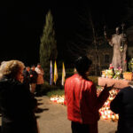 Wieczorem przed pomnikiem Ojca Świętego, na placu przy kieleckiej Katedrze, modlili się zebrani wierni. / Wojtek Habdas / Radio Kielce