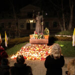 Wieczorem przed pomnikiem Ojca Świętego, na placu przy kieleckiej Katedrze, modlili się zebrani wierni. / Wojtek Habdas / Radio Kielce