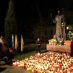 Wieczorem przed pomnikiem Ojca Świętego, na placu przy kieleckiej Katedrze, modlili się zebrani wierni. / Wojtek Habdas / Radio Kielce