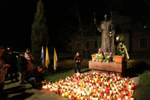Wieczorem przed pomnikiem Ojca Świętego, na placu przy kieleckiej Katedrze, modlili się zebrani wierni. / Wojtek Habdas / Radio Kielce