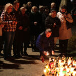 Wieczorem przed pomnikiem Ojca Świętego, na placu przy kieleckiej Katedrze, modlili się zebrani wierni. / Wojtek Habdas / Radio Kielce