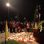 Wieczorem przed pomnikiem Ojca Świętego, na placu przy kieleckiej Katedrze, modlili się zebrani wierni. / Wojtek Habdas / Radio Kielce