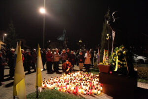 Wieczorem przed pomnikiem Ojca Świętego, na placu przy kieleckiej Katedrze, modlili się zebrani wierni. / Wojtek Habdas / Radio Kielce