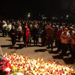 Wieczorem przed pomnikiem Ojca Świętego, na placu przy kieleckiej Katedrze, modlili się zebrani wierni. / Wojtek Habdas / Radio Kielce