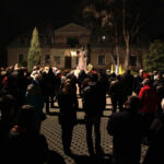 Wieczorem przed pomnikiem Ojca Świętego, na placu przy kieleckiej Katedrze, modlili się zebrani wierni. / Wojtek Habdas / Radio Kielce