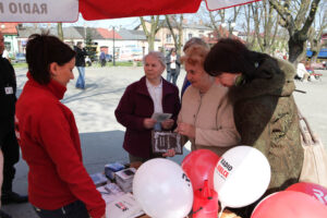 07.04.2014 Włoszczowa. Radio Kielce rozpoczyna nadawanie na 100FM. Spotkaliśmy się z słuchaczami na włoszczowskim rynku. / Wojciech Habdas / Radio Kielce