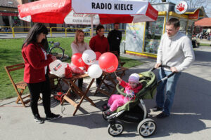 07.04.2014 Włoszczowa. Radio Kielce rozpoczyna nadawanie na 100FM. Spotkaliśmy się z słuchaczami na włoszczowskim rynku. / Wojciech Habdas / Radio Kielce