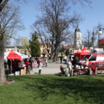 07.04.2014 Włoszczowa. Radio Kielce rozpoczyna nadawanie na 100FM. Spotkaliśmy się z słuchaczami na włoszczowskim rynku. / Wojciech Habdas / Radio Kielce