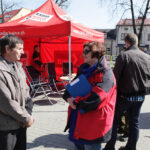 07.04.2014 Włoszczowa. Radio Kielce rozpoczyna nadawanie na 100FM. Z włoszczowskiego rynku nadawliśmy audycję Kto Tu Rządzi, program prowadziła Ewa Okońska. / Wojciech Habdas / Radio Kielce