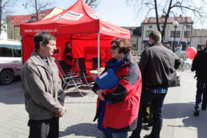 07.04.2014 Włoszczowa. Radio Kielce rozpoczyna nadawanie na 100FM. Z włoszczowskiego rynku nadawliśmy audycję Kto Tu Rządzi, program prowadziła Ewa Okońska. / Wojciech Habdas / Radio Kielce