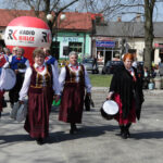 07.04.2014 Włoszczowa. Radio Kielce rozpoczyna nadawanie na 100FM. Z włoszczowskiego rynku nadawliśmy audycję Kto Tu Rządzi, program prowadziła Ewa Okońska, gościliśmy m.in. lokalną kapelę Alebabki. / Wojciech Habdas / Radio Kielce