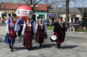 07.04.2014 Włoszczowa. Radio Kielce rozpoczyna nadawanie na 100FM. Z włoszczowskiego rynku nadawliśmy audycję Kto Tu Rządzi, program prowadziła Ewa Okońska, gościliśmy m.in. lokalną kapelę Alebabki. / Wojciech Habdas / Radio Kielce