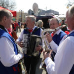 07.04.2014 Włoszczowa. Radio Kielce rozpoczyna nadawanie na 100FM. Z włoszczowskiego rynku nadawliśmy audycję Kto Tu Rządzi, program prowadziła Ewa Okońska, gościliśmy m.in. lokalną kapelę Alebabki. / Wojciech Habdas / Radio Kielce