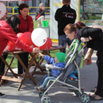 07.04.2014 Włoszczowa. Radio Kielce rozpoczyna nadawanie na 100FM. Spotkaliśmy się z słuchaczami na włoszczowskim rynku. / Wojciech Habdas / Radio Kielce