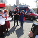 07.04.2014 Włoszczowa. Radio Kielce rozpoczyna nadawanie na 100FM. Z włoszczowskiego rynku nadawliśmy audycję Kto Tu Rządzi, program prowadziła Ewa Okońska, gościliśmy m.in. lokalną kapelę Alebabki. / Wojciech Habdas / Radio Kielce