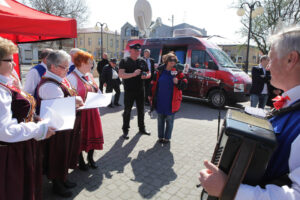 07.04.2014 Włoszczowa. Radio Kielce rozpoczyna nadawanie na 100FM. Z włoszczowskiego rynku nadawliśmy audycję Kto Tu Rządzi, program prowadziła Ewa Okońska, gościliśmy m.in. lokalną kapelę Alebabki. / Wojciech Habdas / Radio Kielce