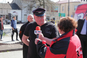 07.04.2014 Włoszczowa. Radio Kielce rozpoczyna nadawanie na 100FM. Z włoszczowskiego rynku nadawliśmy audycję Kto Tu Rządzi, program prowadziła Ewa Okońska. Nie zabrakło zawiadowcy z włoszczowskiej stacji. / Wojciech Habdas / Radio Kielce