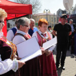 07.04.2014 Włoszczowa. Radio Kielce rozpoczyna nadawanie na 100FM. Z włoszczowskiego rynku nadawliśmy audycję Kto Tu Rządzi, program prowadziła Ewa Okońska, gościliśmy m.in. lokalną kapelę Alebabki. / Wojciech Habdas / Radio Kielce