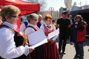 07.04.2014 Włoszczowa. Radio Kielce rozpoczyna nadawanie na 100FM. Z włoszczowskiego rynku nadawliśmy audycję Kto Tu Rządzi, program prowadziła Ewa Okońska, gościliśmy m.in. lokalną kapelę Alebabki. / Wojciech Habdas / Radio Kielce