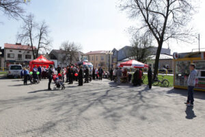 07.04.2014 Włoszczowa. Radio Kielce rozpoczyna nadawanie na 100FM. Spotkaliśmy się z słuchaczami na włoszczowskim rynku. / Wojciech Habdas / Radio Kielce