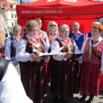 07.04.2014 Włoszczowa. Radio Kielce rozpoczyna nadawanie na 100FM. Z włoszczowskiego rynku nadawliśmy audycję Kto Tu Rządzi, program prowadziła Ewa Okońska, gościliśmy m.in. lokalną kapelę Alebabki. / Wojciech Habdas / Radio Kielce