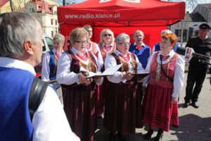 07.04.2014 Włoszczowa. Radio Kielce rozpoczyna nadawanie na 100FM. Z włoszczowskiego rynku nadawliśmy audycję Kto Tu Rządzi, program prowadziła Ewa Okońska, gościliśmy m.in. lokalną kapelę Alebabki. / Wojciech Habdas / Radio Kielce