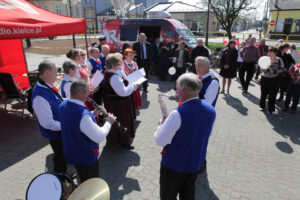 07.04.2014 Włoszczowa. Radio Kielce rozpoczyna nadawanie na 100FM. Spotkaliśmy się z słuchaczami na włoszczowskim rynku. / Wojciech Habdas / Radio Kielce