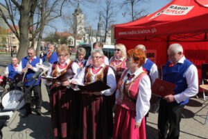 07.04.2014 Włoszczowa. Radio Kielce rozpoczyna nadawanie na 100FM. Spotkaliśmy się z słuchaczami na włoszczowskim rynku. / Wojciech Habdas / Radio Kielce