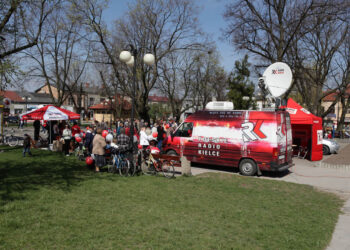 07.04.2014 Włoszczowa. Radio Kielce rozpoczyna nadawanie na 100FM. Spotkaliśmy się z słuchaczami na włoszczowskim rynku. / Wojciech Habdas / Radio Kielce